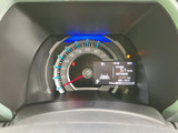 速度計と液晶表示がまとまり、運転に必要な情報を目の前で確認しやすい配置です。走行距離や燃費などの表示も見られ、日々の運転中に必要な情報を把握しやすいメーターまわりです。