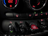 MINIの運転席操作部は、中央に構えるディスプレイが最大の特徴です。航空機を思わせるトグルスイッチなど、直感的で遊び心のあるメカニカルな操作感が、ゴーカートのような走りの高揚感を高めます。