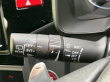 レバーに各種表示がまとめられ、設定内容を確認しながら使いやすい仕様です。運転席から目に入りやすい位置にあり、天候に応じた操作をサポートする装備です。