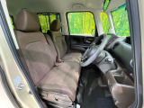 運転席まわりには十分なスペースがあり、大柄な方でもゆったり運転していただける環境です。
