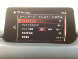 ハンドル操作をアシストすることにより車線からの逸脱回避を支援します。