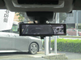 車両後方のカメラ映像をミラー面に映し出すので車内の状況や天候に左右されずいつでもクリアな後方視界を得られます♪