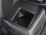 【ドリンクホルダー】快適なドライブには必須のドリンクホルダー。ドライブスルーも良し、家からドリンクを持って行っても良し、楽しいドライブを。