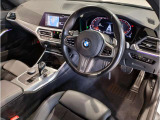 BMWの運転席はドライバーオリエンテッドという構造を採用。ドライバー目線の操作がしやすい設計になっており、ドライブ中にも目線の移動が少なく運転中にも簡単に操作ができます。