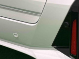 車の四隅にセンサーを施し死角になりやすい左右前後方向の障害物を感知することで、縦列駐車や車庫入れをサポートするコーナーセンサーが付いてます