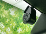 車内上部に小型の機器が取り付けられており、視界を妨げにくい位置に収まっています。車内の装備を活用することで、日々の運転時に役立つ確認手段として期待できます。