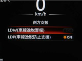 レーンディパーチャーアラートとは車線、又は走路からの逸脱の可能性を警告すると共に、車線、又は走路からの逸脱を避けるためのハンドル操作の一部を支援する機能です。詳細は販売店スタッフまでお尋ね下さい。