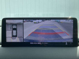 車両の前後左右にある4つのカメラを合成することで、まるでご自身のクルマを空から見ているような俯瞰での映像を映し出してくれます。バック時ももちろんのこと、前進時に視界の悪い交差点でも役に立ちますね。