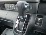 シフトレバーのお写真です。運転席から手を伸ばしやすく、操作しやすい位置にあります。