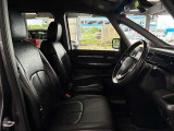 運転席の画像です。足元やシートまわりに余裕があり、リラックスした姿勢で運転が可能です。視界も良好で操作系へのアクセスもしやすく、快適で安心感のあるドライブをサポートします。