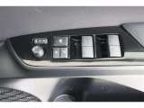 もちろんパワーウィンドゥ付きです。オート機能もついています。