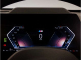 【メーターパネル】最も重要なスピード・メーターとタコ・メーターとを共に同じ位置に最大限の大きさで配置。ドライビング中のドライバーの視線を可能な限り逸らす事無く安心安全なドライビングをしてもらう拘りです