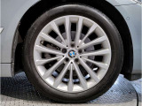 【BMWアロイホイル】軽量かつ強度に拘ったアロイホイル。走行性能ポテンシャルを引き出す設計。車の足元を引き締めてくれる大きなポイントはアロイホイルです。