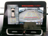 全周囲モニター付きですので、上から見たような映像も確認できます。(補助装置になりますので、目視でもご確認ください)