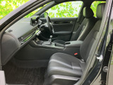助手席から運転席まで見渡しやすく、前席に座った際の視界が広がります。シートや足元は落ち着いた色合いでまとめられ、同乗者もくつろぎやすい雰囲気です。