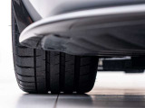 車体を前方から見た際の【右前輪】です。溝の残量やキズの有無など、より状態を詳しくお知りになりたい場合はスタッフまでお尋ね下さいませ。