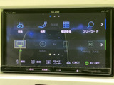 画面上にナビやテレビ、ディスク、SDなどの選択肢が表示され、使いたい機能を見つけやすい構成です。音楽や案内など、日々の移動を支える装備です。