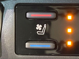 【シートヒーター&ベンチレーション】夏場は涼しい風でお尻や背中の熱やムレを防ぎ、冬はエアコンよりも早く温まってポカポカに!季節を問わず快適に過ごせます。