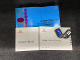 【スマートキー】ポケットやバッグに入れたままの状態で、ドアの開閉からエンジンスタートまでスマート出来ます♪鍵を探す手間も省けますし、夜間や雨の日は特に重宝します。