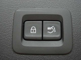 パワーバックドアを装備しています。バックドアを運転席からも開閉できます、便利ですよ。