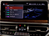 【ⅰドライブナビゲーション】文字情報も鮮明に表示する高解像度カラーディスプレイを採用。視認性に優れた地図デザインと特徴的な建造物を目印にした描写表示で現在位置を把握できます。地図データの更新も可能です