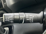 レバー上に各種表示がまとまり、運転席から機能を確認しやすい設計です。天候や状況に応じた操作を手元で選べるため、日々の運転時に便利にお使いいただけます。