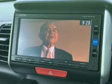 画面を通してテレビ番組を視聴でき、停車中の待ち時間も過ごしやすくなります。時刻表示も確認でき、休憩やお迎えの待ち合わせなど、日常の場面で活用できます。