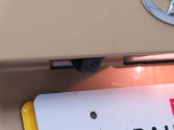 後退時に車両の後ろ側をモニター画面に表示します。車庫入れなどでバックする際に後方確認ができて便利です。車庫入れが苦手な人もこれで安心。