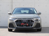 一目でAudiだと分かる特色を持つフロントマスク。