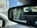 ルームミラーの左側に助手席側の足元が映し出されます。
