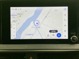 地図が画面いっぱいに表示され、現在地や周辺の道路を確認しやすいレイアウトです。目的地の検索や画面切替のアイコンも並び、移動時に必要な情報へアクセスしやすい構成です。