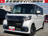 スタイリッシュなエクステリアと多彩なシートアレンジなど使い勝手の良さが魅力のタントカスタム。ダイハツ純正ナビ、リモコンエンジンスターターが装備されています。