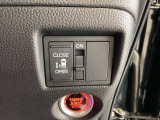 電動スライドドアの操作部分です。リアドアは左側が電動スライドドアになっています
