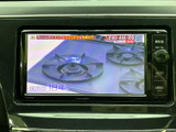 停車中にテレビ番組の映像を楽しめる画面を備えています。待ち時間の過ごし方に選択肢が広がり、画面表示も確認しやすいので、日常の場面で便利に活用できます。