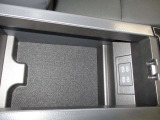 センターコンソールの扉を開けると小物入れ!USB電源端子があります!