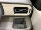 【運転席ドリンクホルダー】使いやすさに配慮したドリンクホルダー