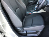 運転席シートリフター!ご自分の好きなシートポジションが取れるので運転が楽しくなりますし疲れにくいです。