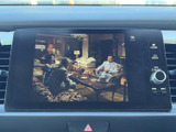 テレビ映像を映し出せる画面を備え、停車中の休憩時間などに映像を楽しめます。画面や周辺のボタンから選択でき、目的に応じた操作もしやすい配置となっています。