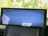 後方映像にガイドラインが表示され、駐車時の位置や距離を確認する目安として活躍します。車庫入れや狭い場所での駐車をサポートし、日々の運転に便利です。