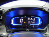【自発光式デジタルメーター】スピードメーターはデジタル表示です。また、燃費のいい運転をすると、イルミネーションがブルーからグリーンへ。グリーンの状態を長く保つだけで上手にエコドライブができます。