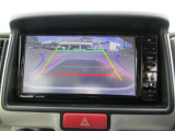 カラーで後方映像をモニターに映し出してくれるので、ショッピングモールのような狭い駐車場であったとしても障害物を見つけ、楽々駐車することができますね。