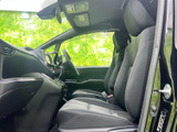 前席は身体を預けやすい形状で、運転席から前方や周囲を見渡しやすい視界が確保されています。室内は落ち着いた色合いでまとまり、日常の移動でも使いやすい雰囲気です。
