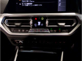 左右独立式のエアコンは約3度運転席側に傾いており、ドライバーの目線の移動も少なく横目で見えるように配置されております。スイッチ類も片手で届く位置に配置しており、ドライバーの負担を軽減できます。