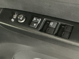 運転席のスイッチで全てのウィンドウの開閉操作を行うことができます。ロックボタンをONにしておくと、運転席以外のウィンドウは作動しないのでお子様を乗せているときなども安心ですね♪