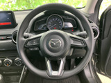 手元に複数のスイッチがまとまり、運転姿勢を保ちながら必要な操作を行いやすい配置です。メーター類も視界に収まり、日常の運転をサポートします。