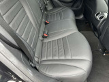 メルセデスのシートは少し硬めになっております。長時間の運転の際、適度な反発があることでお尻や腰の負担を減らす効果が御座います。