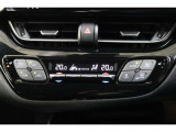 運転席と助手席、それぞれ温度調節ができ、オールシーズン快適なオートエアコンとなっております!