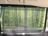 【ロールシェード】日差しや車外からの光が眩しいときにサッと引き出して使える、ロール格納タイプのサンシェードを装備。後席に乗ったお子様がウトウトしだした時など、ぜひご活用ください♪