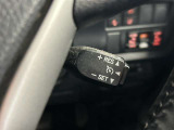 高速道路で便利な【クルーズコントロール】も装着済み。アクセルを離しても一定速度で走行ができる装備です。加速減速もスイッチ操作でOKです。