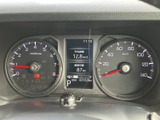 左右のメーターと中央の表示部に情報がまとまり、運転中も必要な数値を確認しやすい配置です。速度や燃料の目安などを把握しながら、落ち着いて運転に集中できます。